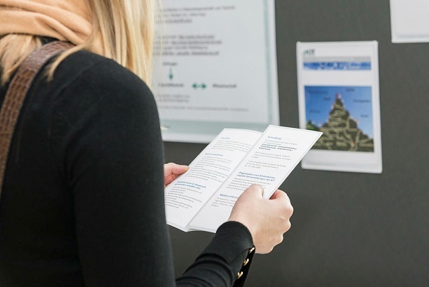 Frau mit Flyer